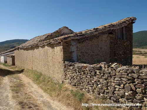 EDIFICACIONES QUE CONTIENEN SILLARES DE LA ERMITA DE SANTIAGO